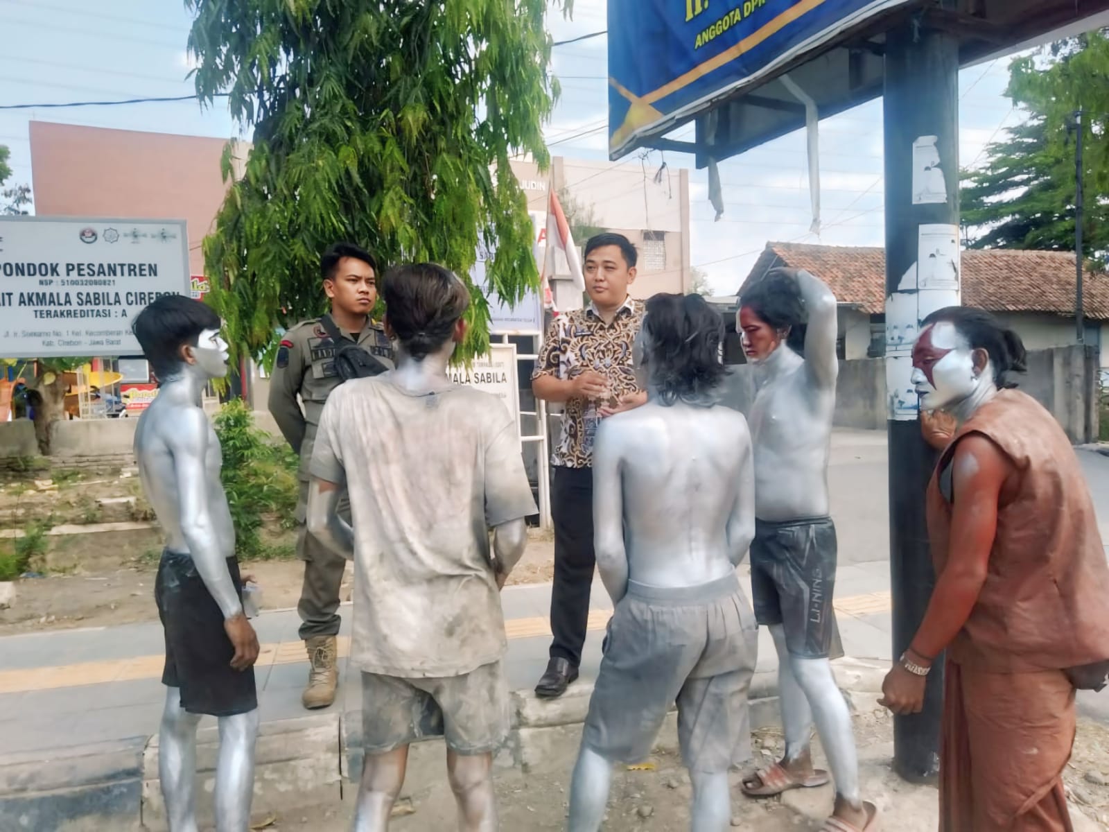 Seksi Trantib Kecamatan Talun Berikan Himbauan Humanis kepada Manusia Silver, Pengamen, dan Pengemis di Lampu Merah Talun